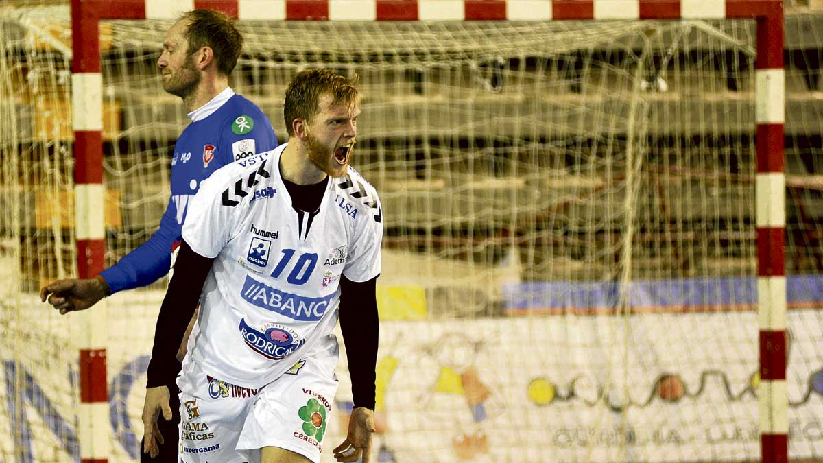 Piñeiro celebra un gol frente al Kolding con Kasper de inicio. | DANIEL MARTIN