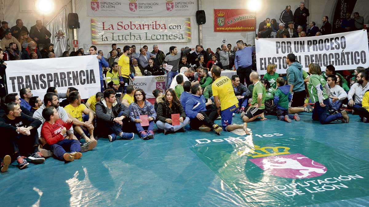 Un buen número de luchadores protagonizaron una sentada de protesta en el Ribera contra Montaña. | DANIEL MARTÍN