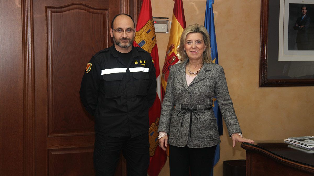 La delegada del Gobierno en Castilla y León, María José Salgueiro, recibe al nuevo teniente coronel de la UME, Álvaro Díaz. | L.N.C.