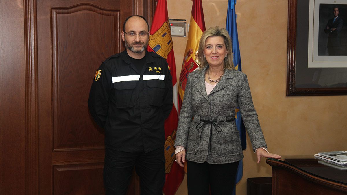 La delegada del Gobierno en Castilla y León, María José Salgueiro, recibe al nuevo teniente coronel de la UME, Álvaro Díaz. | L.N.C. La delegada del Gobierno en Castilla y León, María José Salgueiro, recibe al nuevo teniente coronel de la UME, Álvaro Díaz. | L.N.C.