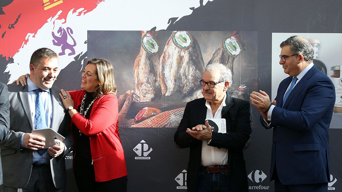 José Manuel Iglesias, de Cecinas Leitariegos, la consejera de Agricultura, Milagros Marcos, José Manuel Prada, de Prada a Tope, y el director regional de Carrefour, Gabriel García. | ICAL