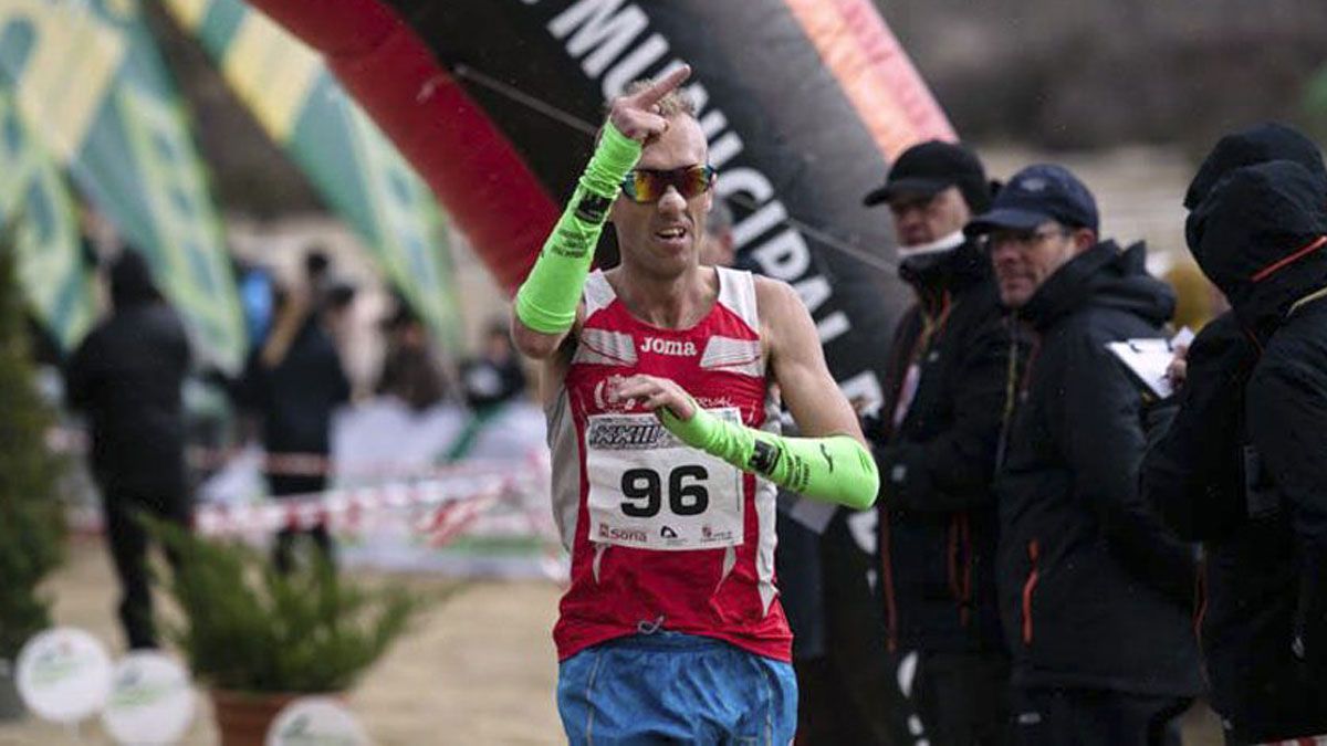 Sergio Sánchez, en el momento de realizar la ‘peineta’ una vez cruzada la línea de meta. | TWITTER
