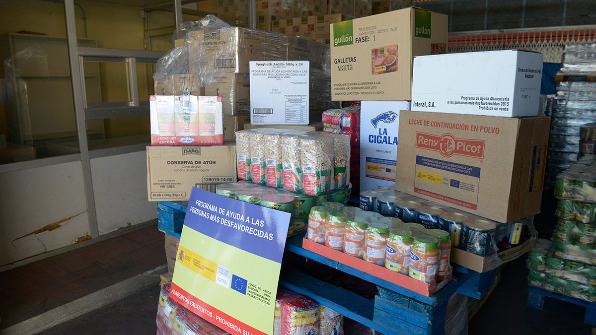 Instalaciones del Banco de Alimentos de León, que este año ha atendido ya a 800 familias en apuros. | MAURICIO PEÑA