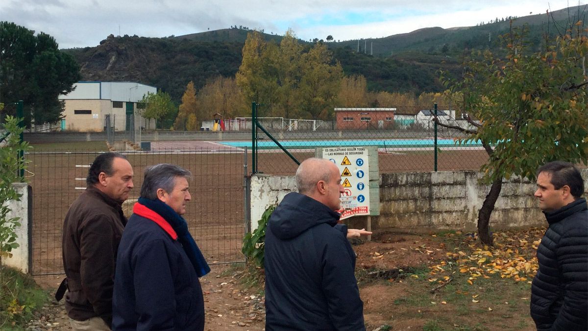 Los diputados bercianos examinando las obras ejecutadas al lado del regidor.