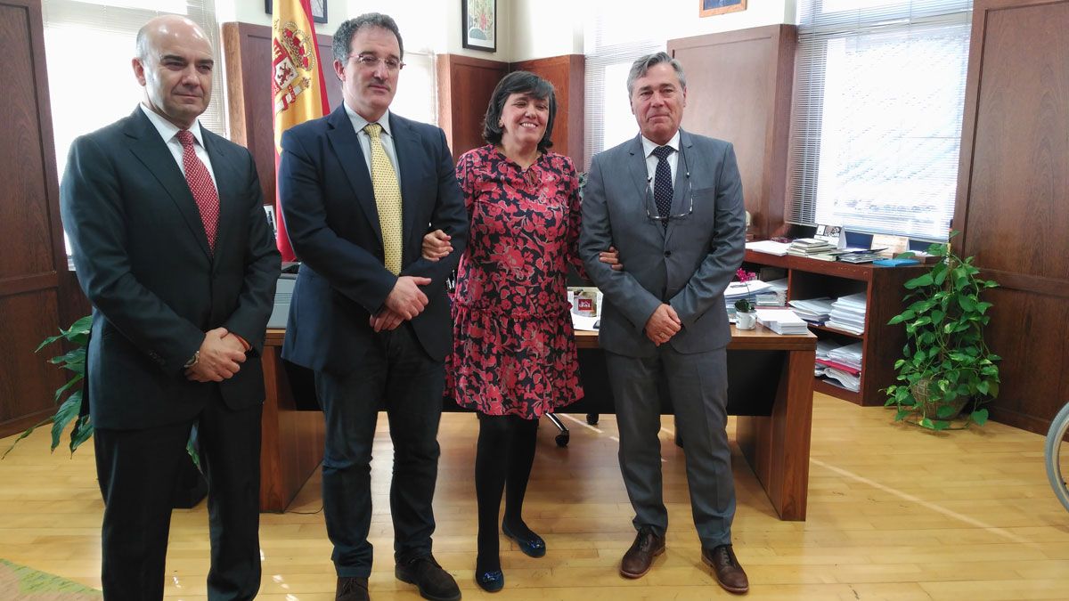 El presidente (i) y el secretario (d) del Colegio, junto con los municipales. | P.F.