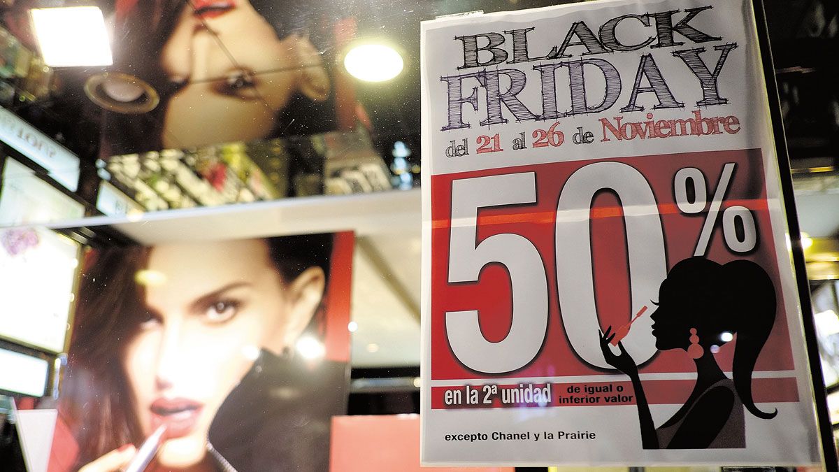 Un comercio del centro de León donde se aprecian los descuentos con motivo del Black Friday. | DANIEL MARTÍN