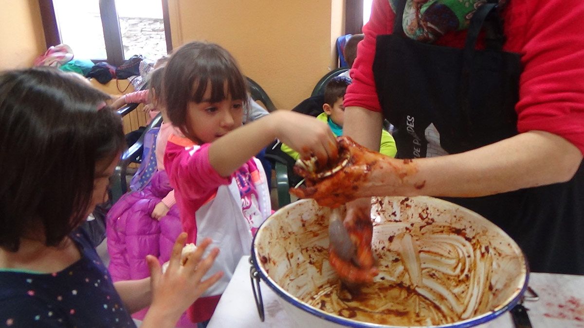 Una pequeña aprendiendo a hacer morcillas durante la práctica de la jornada didáctica sobre la matanza del cerdo. | L.N.C.