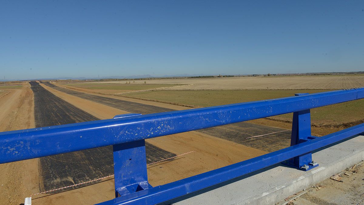 Estado que presentan actualmente las obras de la A-60 en las inmediaciones de Santas Martas. | MAURICIO PEÑA