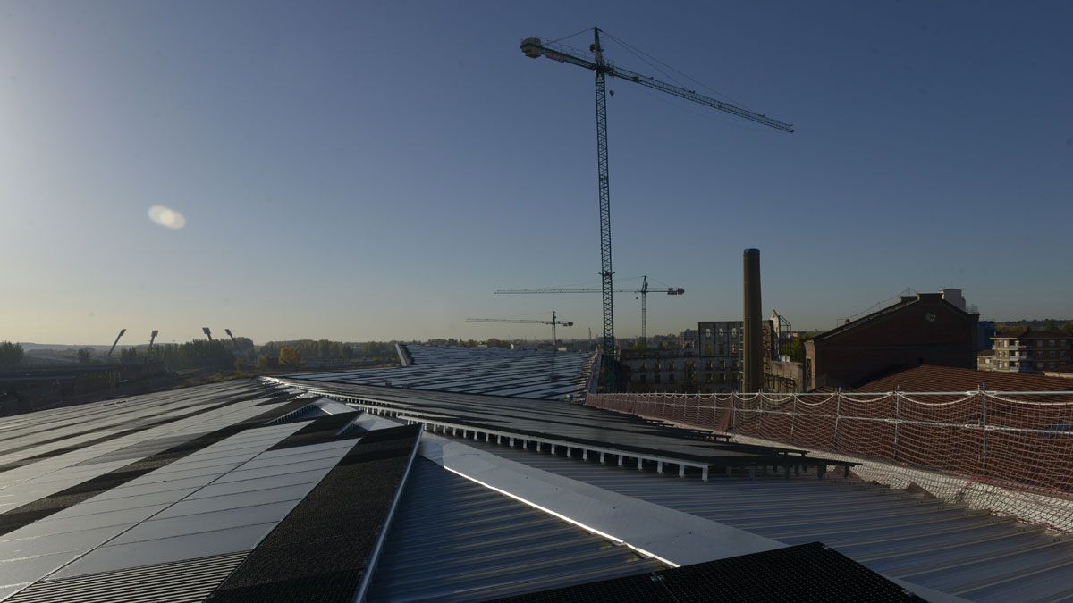 Imagen de la antigua azucarera tomada desde lo alto de la vanguardista cubierta del Palacio de Exposiciones. | MAURICIO PEÑA