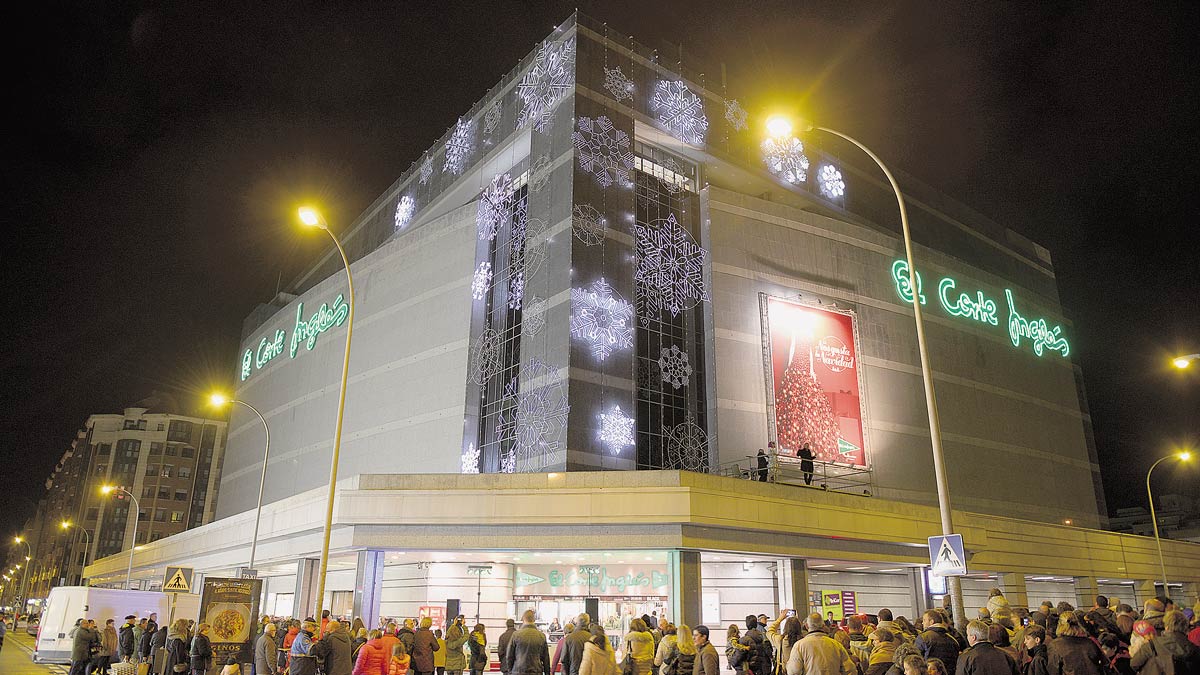 El premio Negrilla de Oro 2016 reconoce el impacto social y económico de El Corte Inglés en León. | MAURICIO PEÑA El premio Negrilla de Oro 2016 reconoce el impacto social y económico de El Corte Inglés en León. | MAURICIO PEÑA