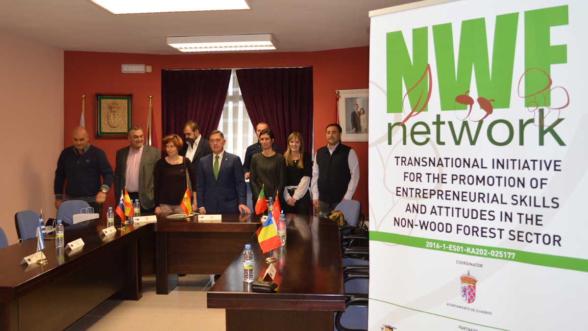 El alcalde, Marcos Martínez (centro), posa con el resto de representantes de las instituciones participantes . :: L.N.C.