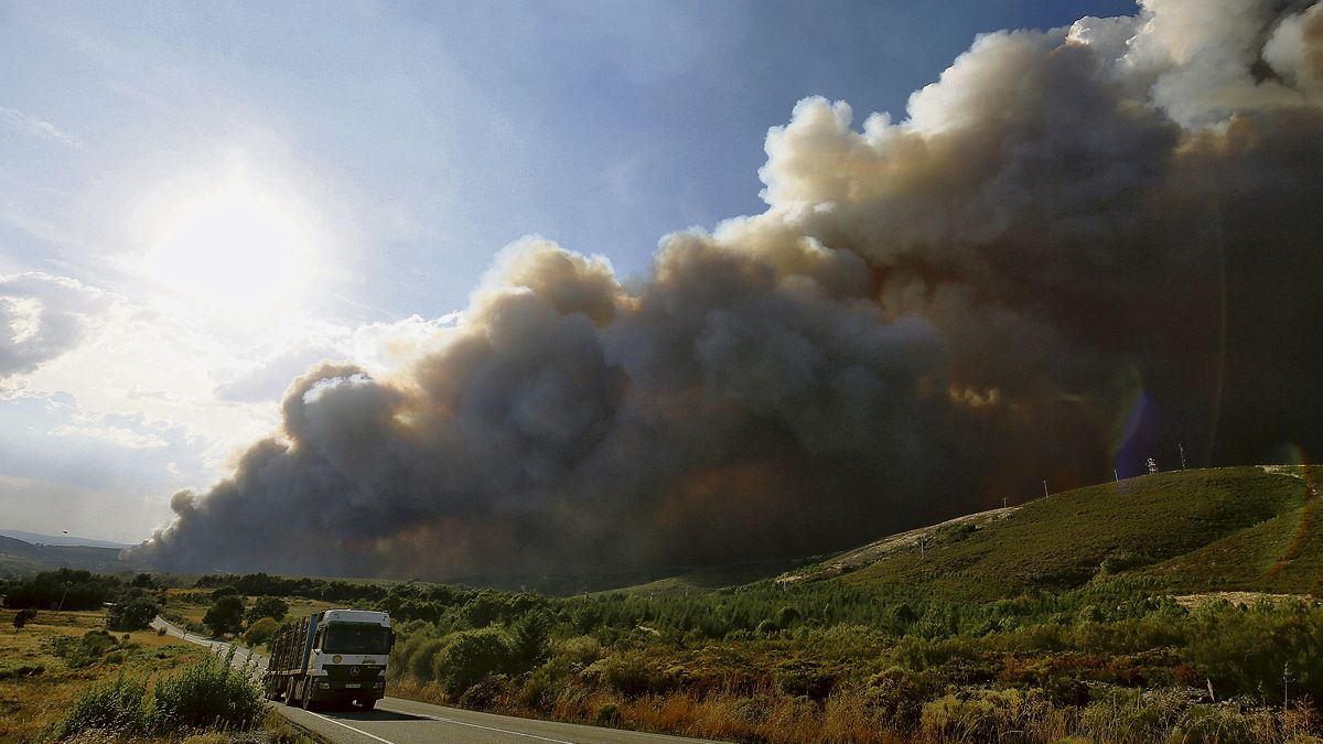 Una de las espectaculares imágenes que arrojó el macroincendio acaecido en Fabero el día 12 de septiembre. | César Sánchez (Ical)