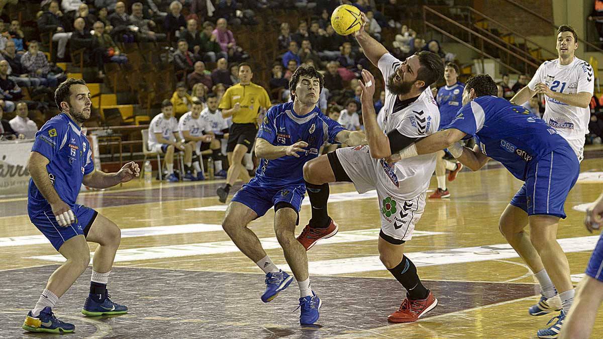 Joao Silva trata de zafarse de la defensa del Juanfersa Gijón. | MAURICIO PEÑA