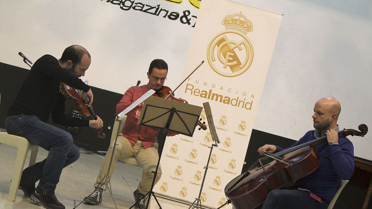 David de la Varga, Iván Braña y Pelayo Tahoces durante el concierto celebrado en el Centro Penitenciario de León.