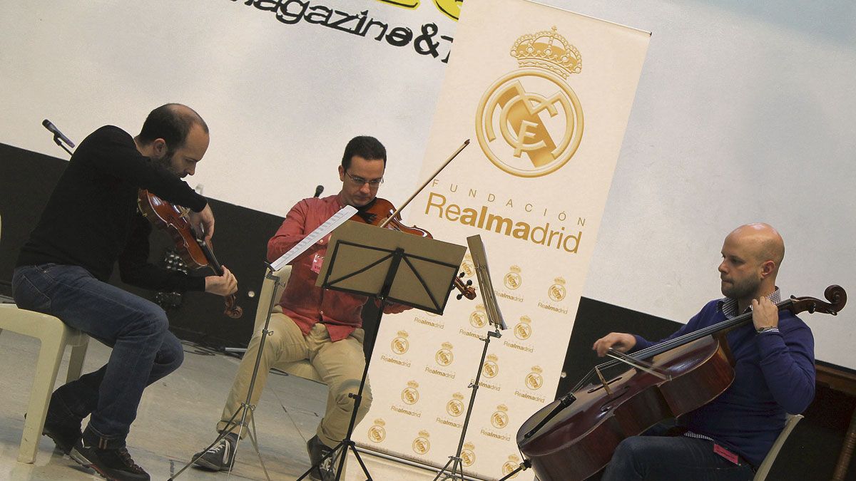David de la Varga, Iván Braña y Pelayo Tahoces durante el concierto celebrado en el Centro Penitenciario de León. David de la Varga, Iván Braña y Pelayo Tahoces durante el concierto celebrado en el Centro Penitenciario de León.