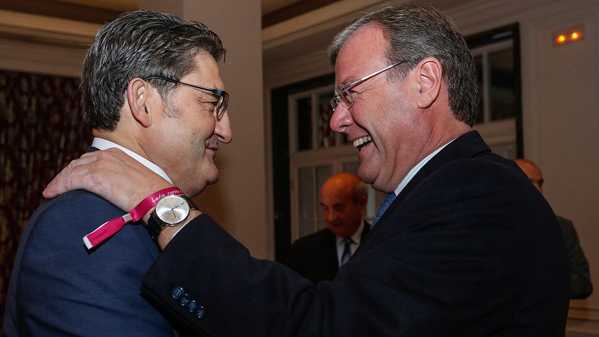 El director general de Comunicación y Relaciones Institucionales del grupo Vocento, Óscar Campillo , saluda al alcalde de León, Antonio Silván, minutos antes de comenzar la ponencia 'León con visión de futuro'. | ICAL