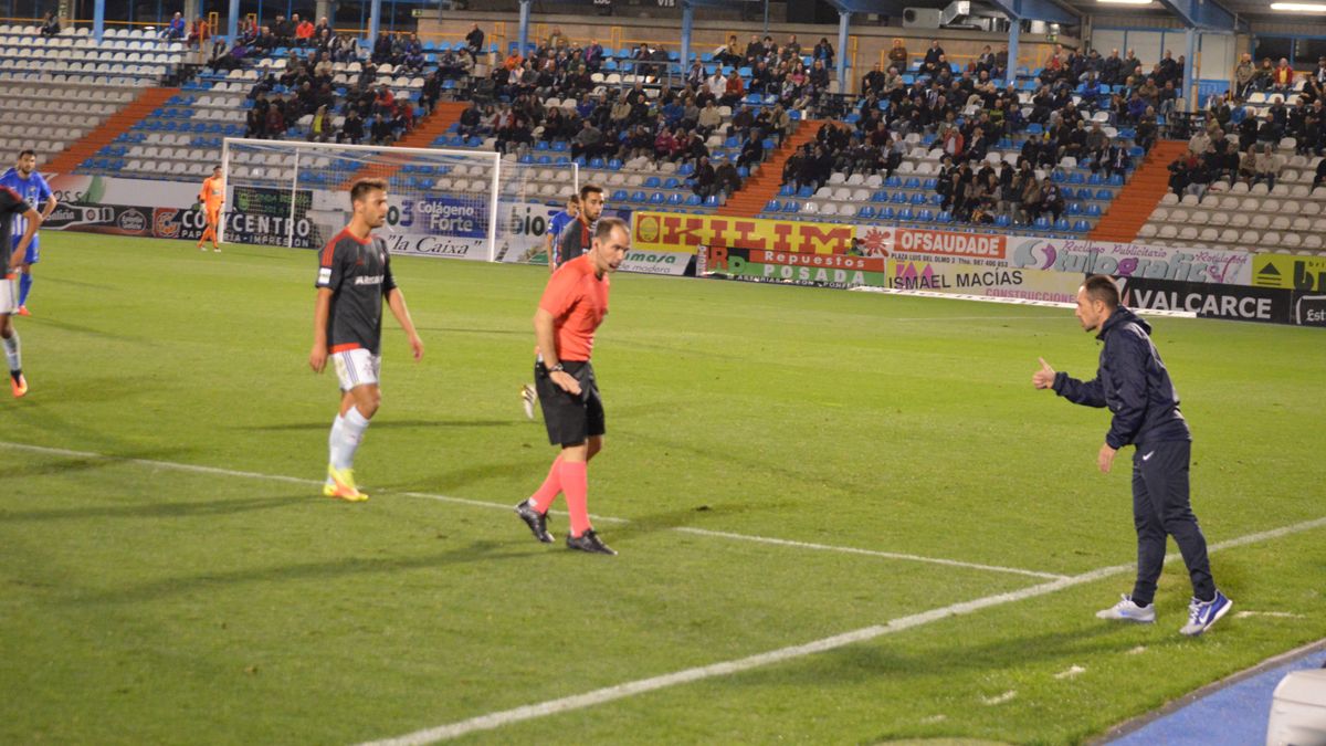 El entrenador de la Ponferradina, Pedro Munitis, charla con el colegiado en un partido en El Toralín. | A. CARDENAL