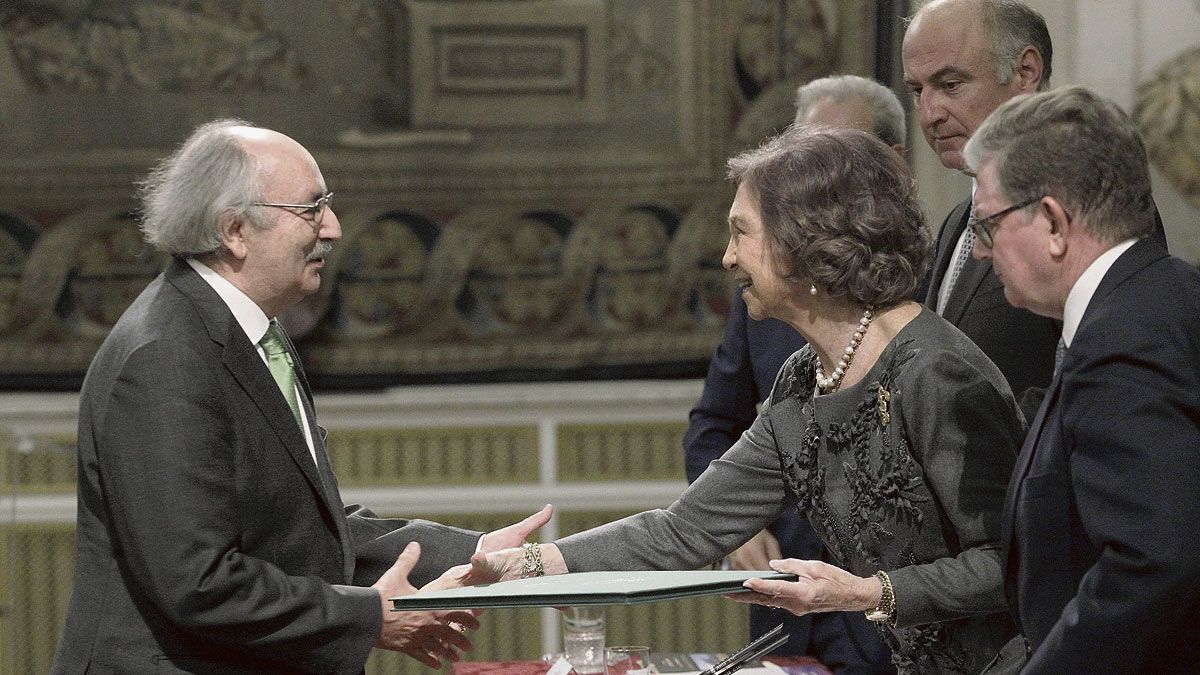 La Reina Sofía hace entrega del premio que lleva su nombre al poeta bañezano Antonio Colinas. | JUAN LÁZARO (ICAL)
