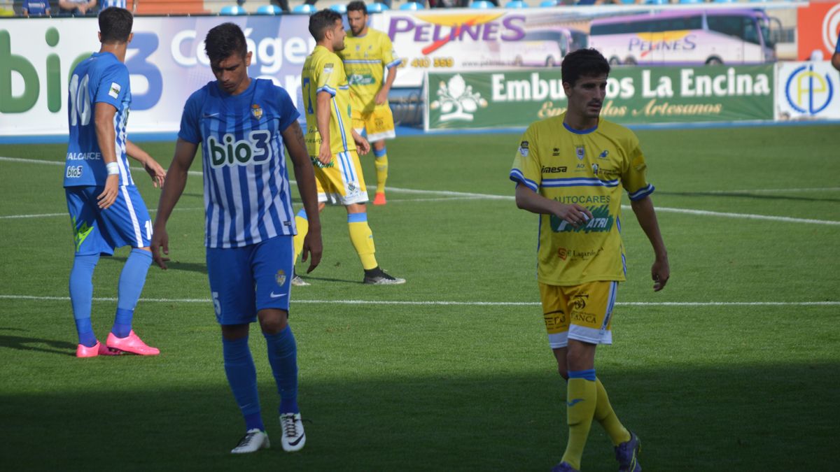 El defensa de la Deportiva, Xisco Campos, durante el partido ante la Arandina disputado en El Toralín. | A. CARDENAL