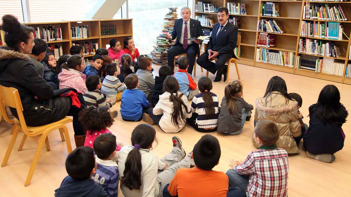 Un momento de la lectura del alcalde a los niños.