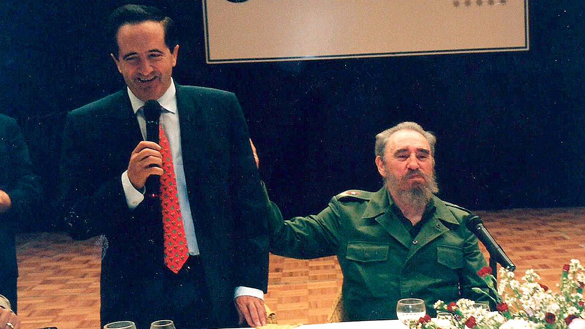 El ex presidente de la Junta de Castilla y León, Juan José Lucas, junto a Fidel Castro en una imagen de la visita institucional realizada en 1999. | ICAL El ex presidente de la Junta de Castilla y León, Juan José Lucas, junto a Fidel Castro en una imagen de la visita institucional realizada en 1999. | ICAL