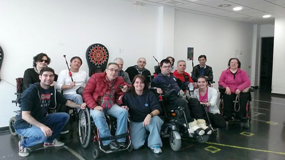 Un grupo de personas con lesión medular, entrena con cerbatanas en el CRE de San Andrés de Rabanedo para mejorar el sistema respiratorio. | ICAL