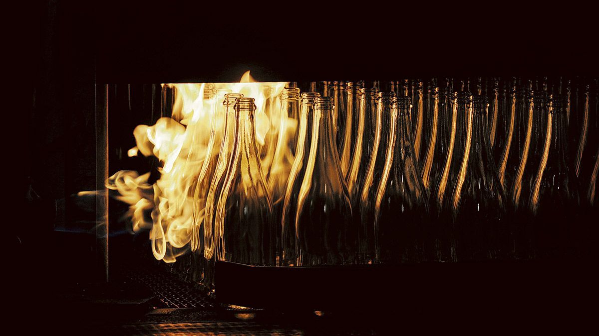 Las botellas de vidrio –de cava, en la imagen– se recuecen en un horno a más de 500 grados para que adquieran consistencia. | DANIEL MARTÍN