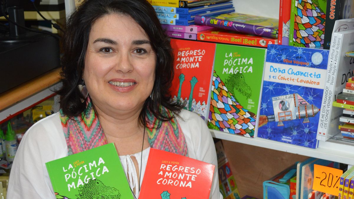 Elisa Vázquez con alguno de sus libros en las manos.