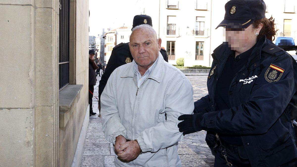 El hombre acusado de matar a su hermano en Cacabelos, a su entrada en la Audiencia de León. | CARLOS S. CAMPILLO