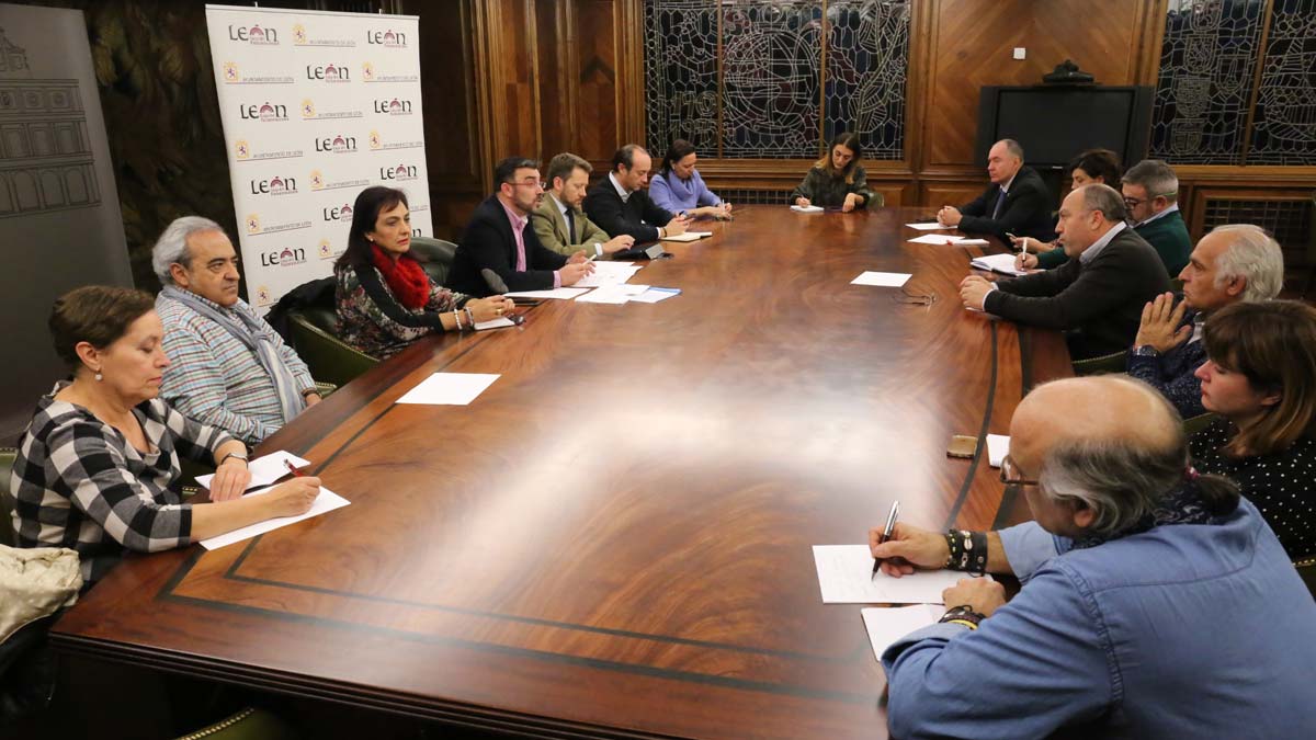 El Ayuntamiento de León acogió este lunes la primera reunión de la mesa que negociará el proyecto de la candidatura leonesa a la capitalidad gastronómica.