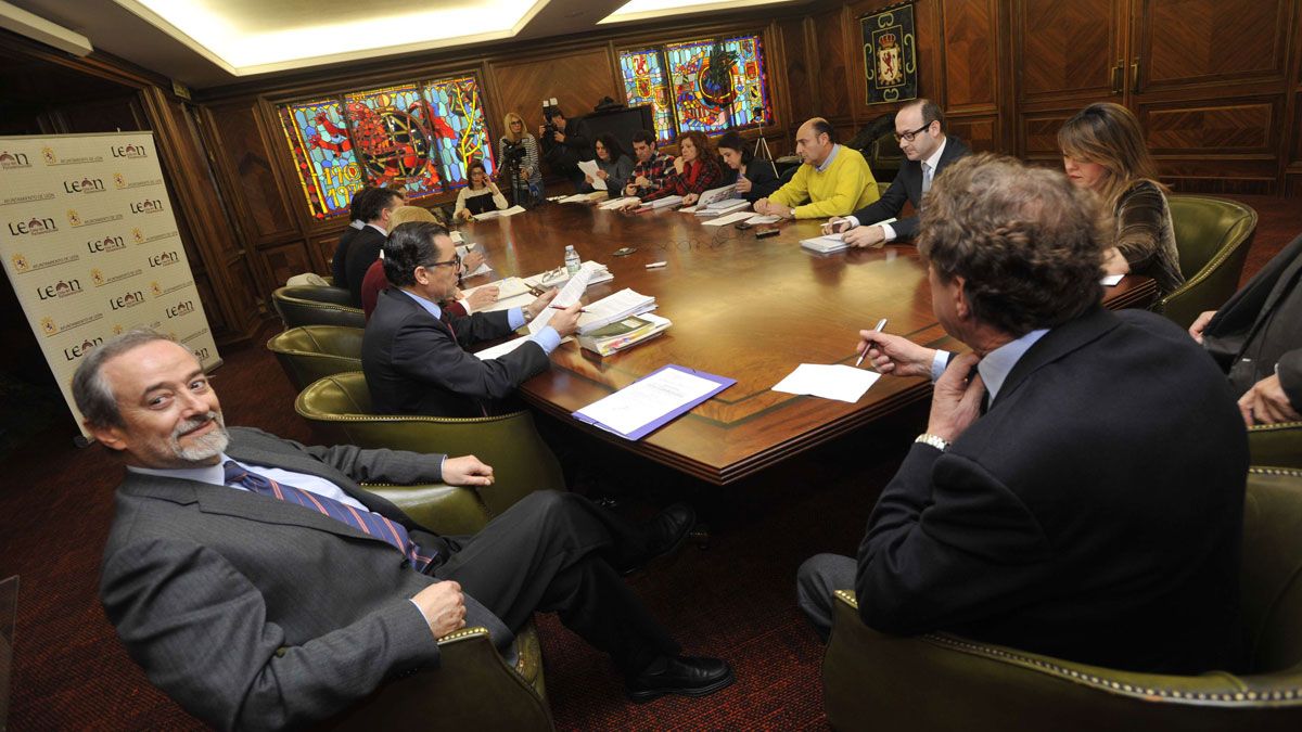 Imagen de archivo de una de las asambleas de Serfunle celebradas en el Consistorio leonés este año. | DANIEL MARTÍN
