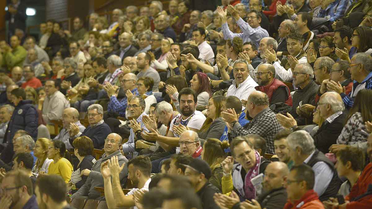 La afición del Abanca Ademar aplaude durante el encuentro frente al Kolding. | DANIEL MARTIN