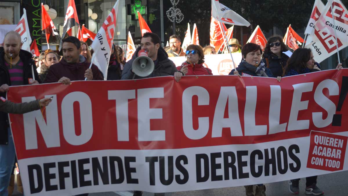 Trabajadores de contact center del Bierzo en la protesta de este lunes paralela a la huelga. | L.N.C.