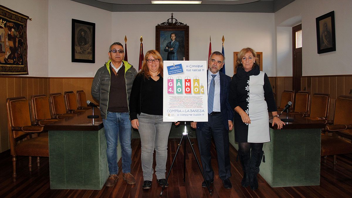 Algunos de los organizadores, este martes presentando el cartel. | ABAJO