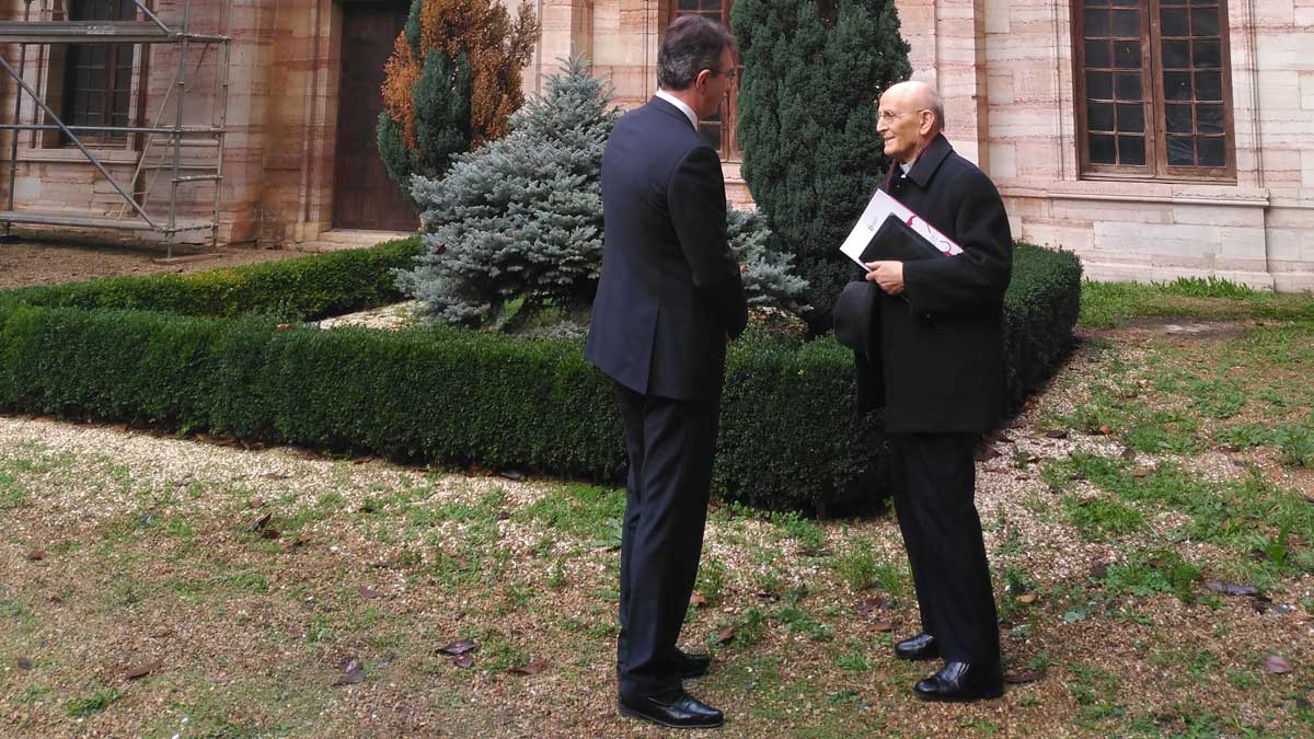 El presidente de la Diputación, Juan Martínez Majo (izquierda), charla con el deán, Miguel Sánchez, durante la visita a las obras de la Catedral de Astorga. | P.F.