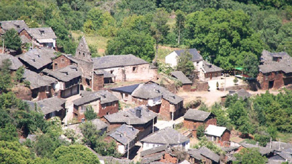 Los pueblos bercianos integran los sotos de castaños como uno más en su geografía.