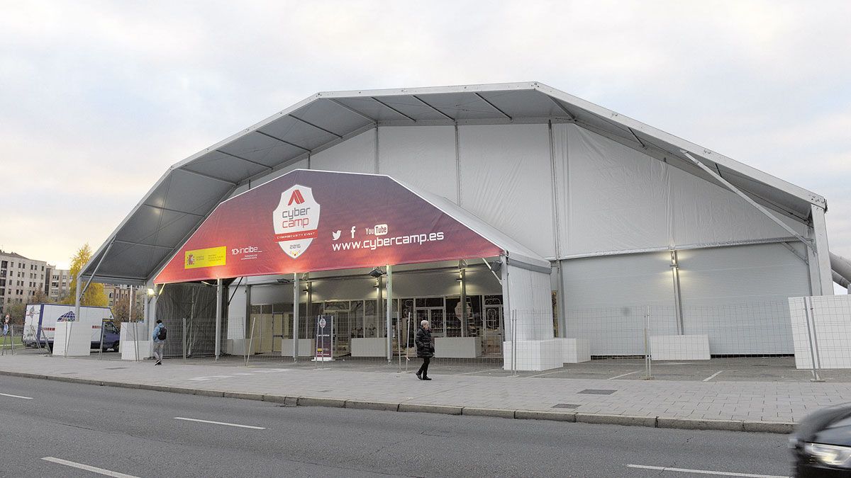 La carpa en la que se celebran muchas de las actividades del Cybercamp ya está instalada. | MAURICIO PEÑA