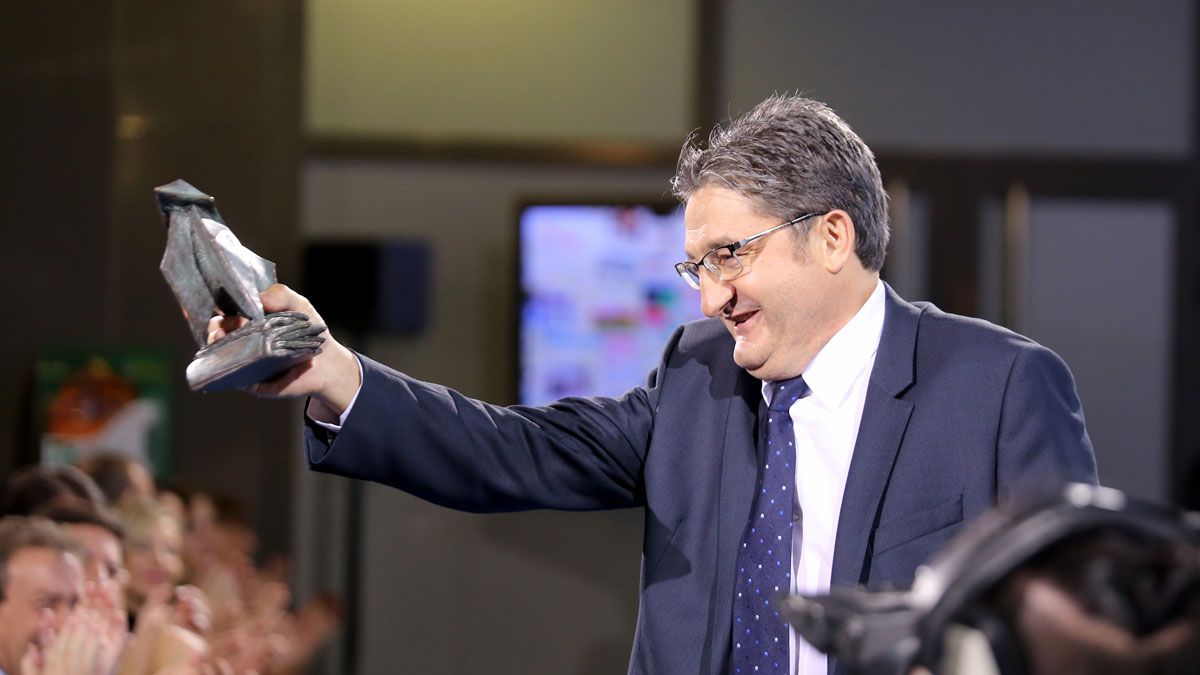 El periodista leonés con el trofeo del premio Francisco de Cossío a la Trayectoria. | LETICIA PÉREZ (ICAL)