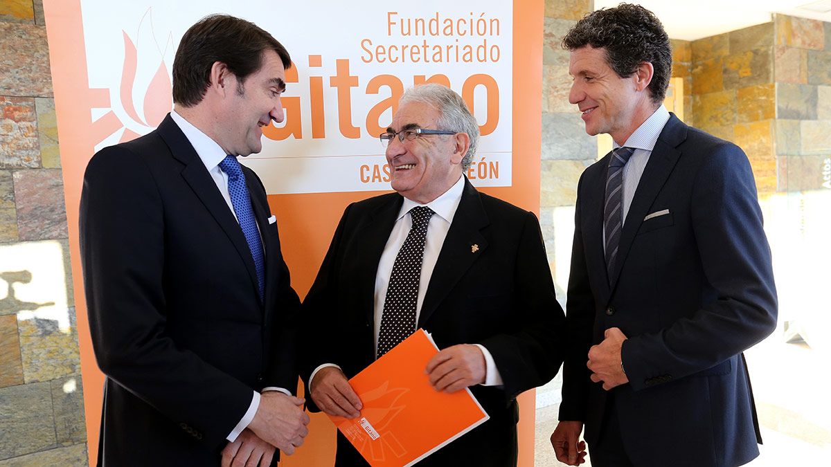 El consejero de Fomento y Medio Ambiente, Juan Carlos Suárez-Quiñones, inaugura la Jornada sobre 'Vivienda y Población Gitana'. Junto a él, el presidente de la Fundación del Secretariado Gitano, Pedro Puente (C). | ICAL