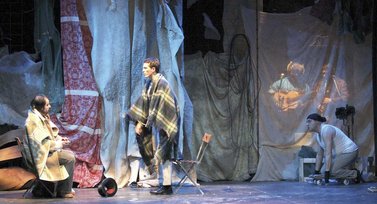 Un momento de la función ‘Invierno en las afueras’ a cargo del colectivo leonés Cuatrode4. | JUAN LUIS GARCÍA