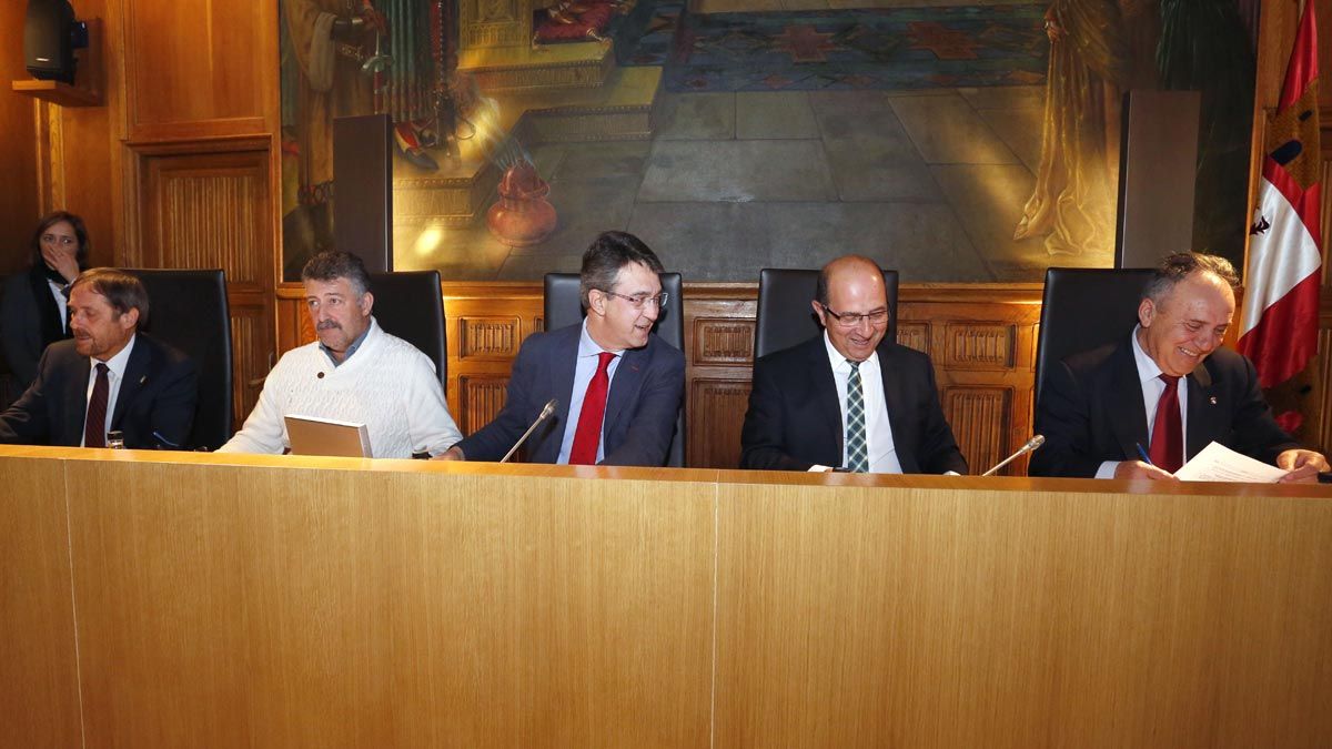 El salón de plenos del Palacio de los Guzmanes acogió este miércoles la sesión ordinaria de noviembre. | CAMPILLO (ICAL)