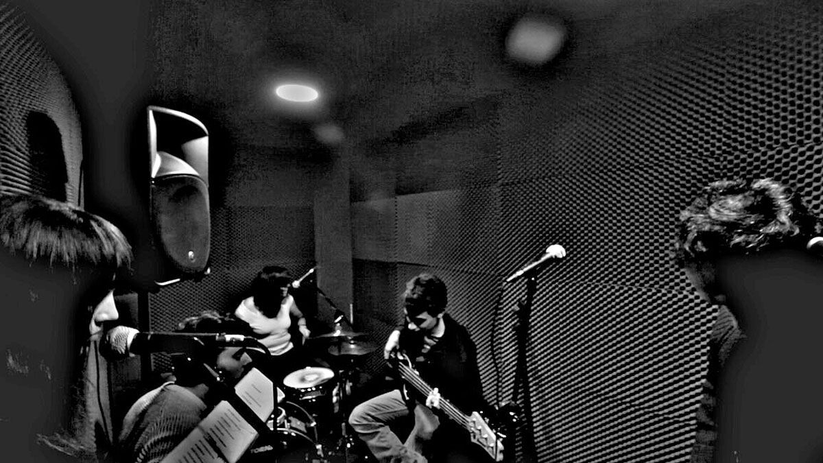 Músicos leoneses recrean este jueves en el Laboratorio 987 el espectáculo ‘The Exploding Plastic Inevitable’.