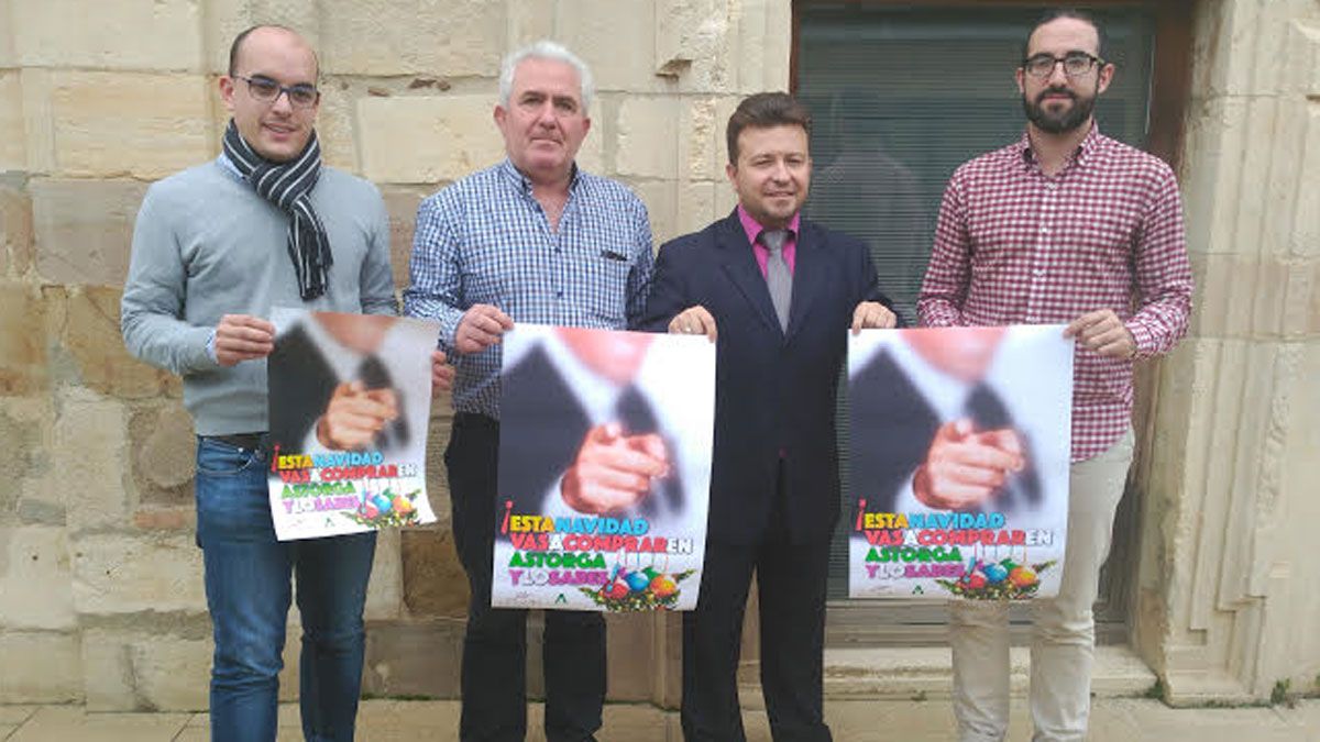 Miembros de Asemac y municipales con el cartel de la campaña. | P.F.