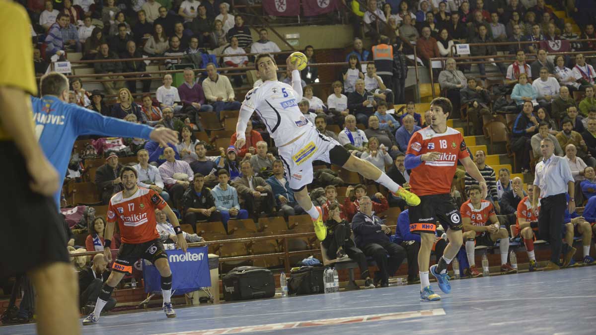Predag Vejin lanza a portería en las semifinales de la última Copa Asobal en el Palacio de los Deportes ante el Fraikin Granollers. | MAURICIO PEÑA