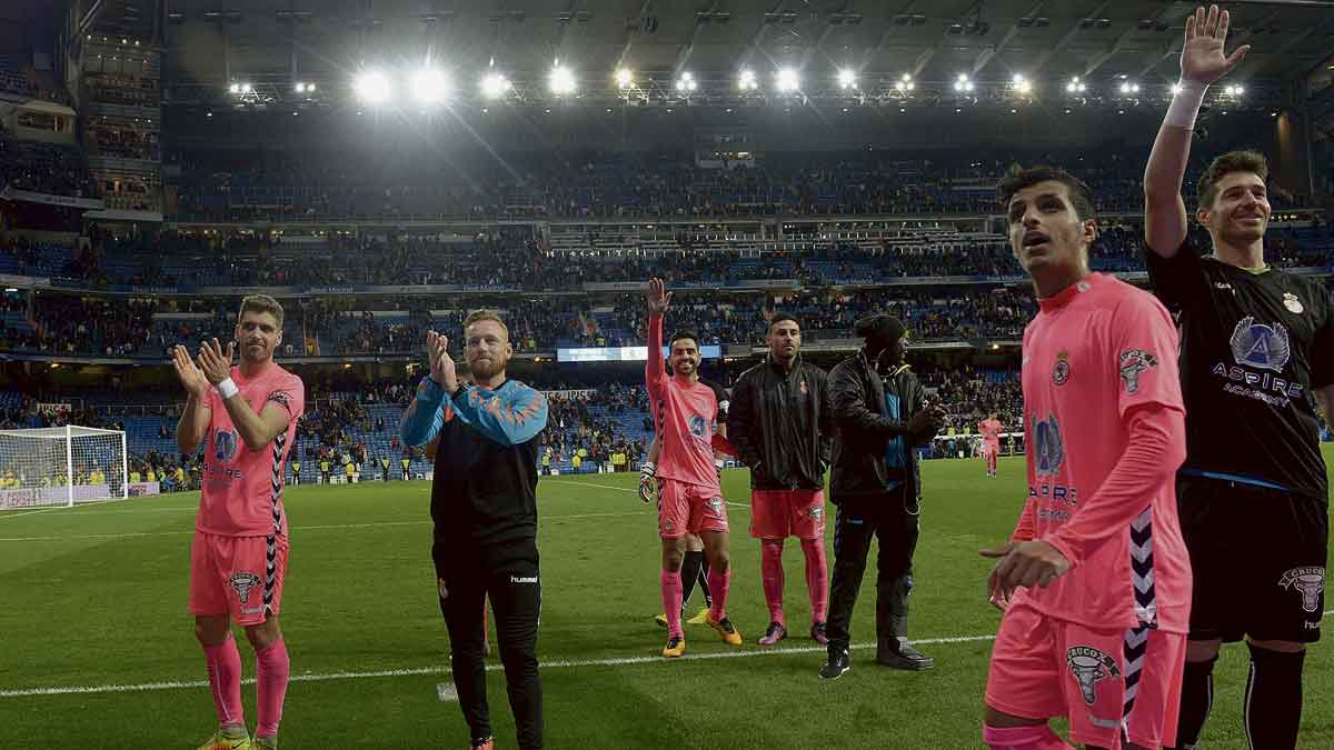 Los jugadores de la Cultural saludan a los aficionados leoneses desplazados al Bernabéu. | MAURICIO PEÑA