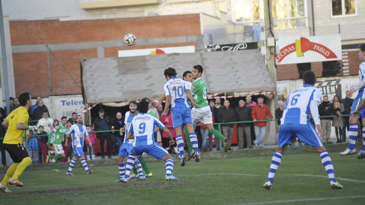 Rubén en el momento de anotar uno de los tres goles que ha hecho esta temporada, dos ante el Avilés. | DANIEL MARTÍN