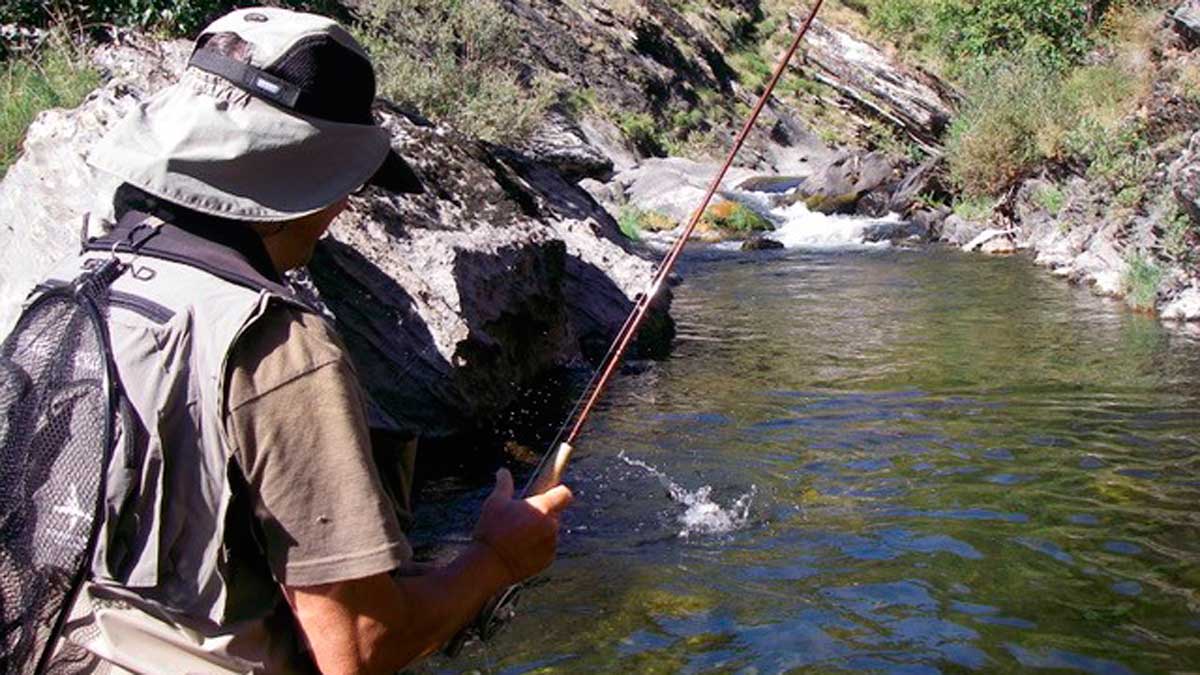 Un pescador, en plena faena en uno de los ríos de la provincia. | R.P.N.