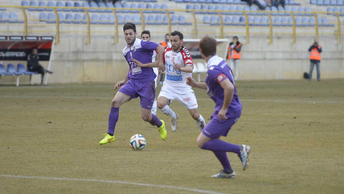 Kamal pelea por un balón en el partido ante el Burgos. | MAURICIO PEÑA