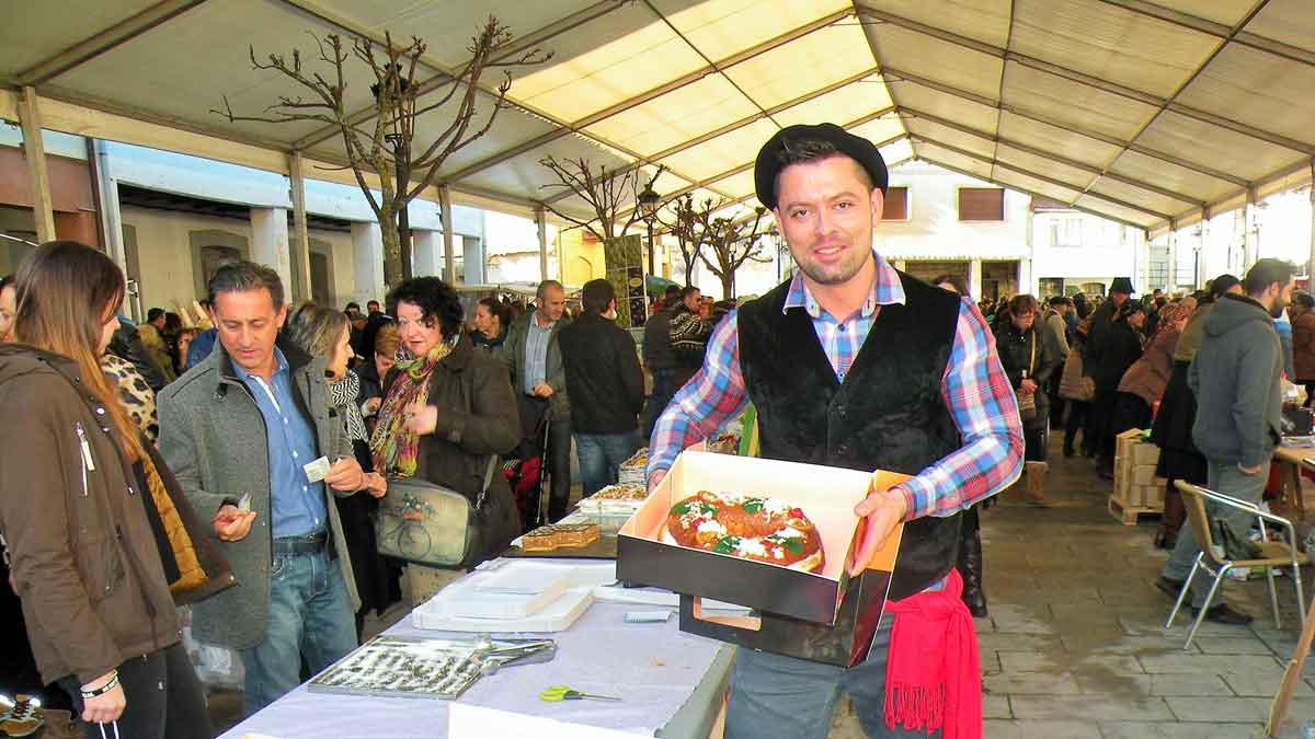 El mercado volverá a ser, un año más, punto de encuentro para vecinos y visitantes. | E. NIÑO