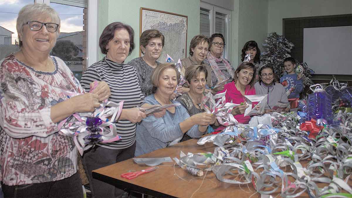 Catorce mujeres de Villaornate llevan varios días manos a la obra para preparar una original decoración navideña. | T.G.